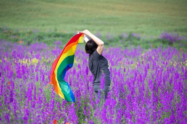 Mulher Segurando Uma Bandeira Arco Íris Gay Belo Campo Verão — Fotografia de Stock