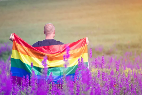 Homme Tenant Drapeau Arc Ciel Gay Dans Beau Champ Été — Photo