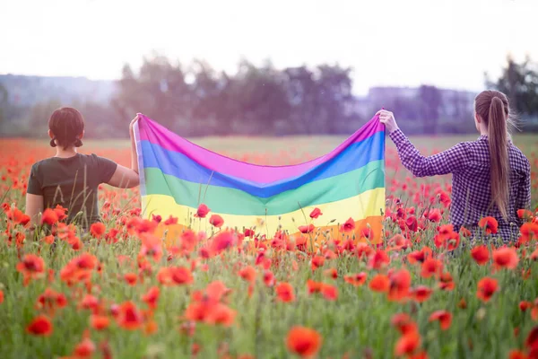 Lesbiska Par Kramas Håller Bög Regnbåge Flagga Vackra Vallmo Fält — Stockfoto