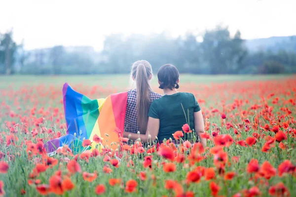 Coppia Lesbica Che Abbraccia Regge Una Bandiera Gay Arcobaleno Bellissimo — Foto Stock