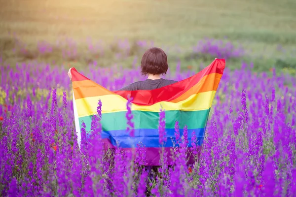 Mulher Segurando Uma Bandeira Arco Íris Gay Belo Campo Verão — Fotografia de Stock