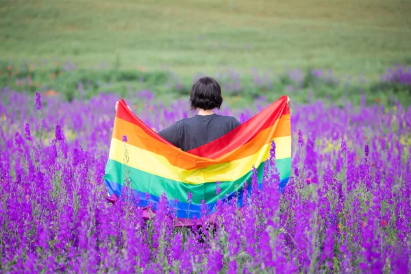 Mulher Segurando Uma Bandeira Arco Íris Gay Belo Campo Verão — Fotografia de Stock