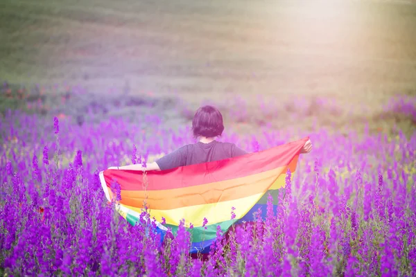 Kobieta Trzymająca Gay Rainbow Flag Pięknym Letnim Polu Biseksualny Gejowski — Zdjęcie stockowe
