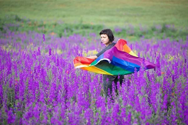 Kobieta Trzymająca Gay Rainbow Flag Pięknym Letnim Polu Biseksualny Gejowski — Zdjęcie stockowe