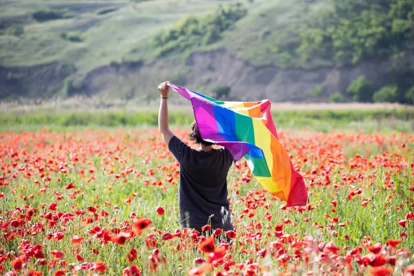 Femme Tenant Drapeau Arc Ciel Gay Sur Champ Pavot Bisexuel — Photo