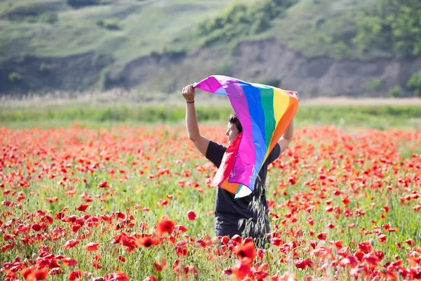 Mulher Segurando Uma Bandeira Arco Íris Gay Sobre Campo Papoula — Fotografia de Stock