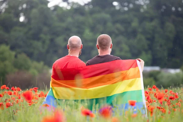 Gay Casal Segurando Gay Arco Íris Bandeira Sobre Bela Papoula — Fotografia de Stock