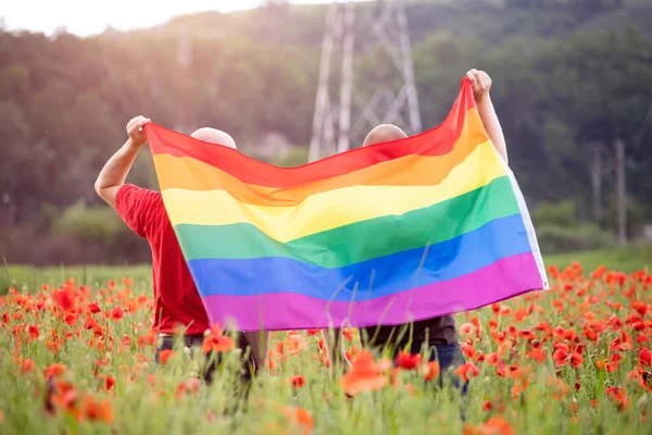 Pareja Gay Sosteniendo Una Bandera Arco Iris Gay Sobre Hermoso — Foto de Stock