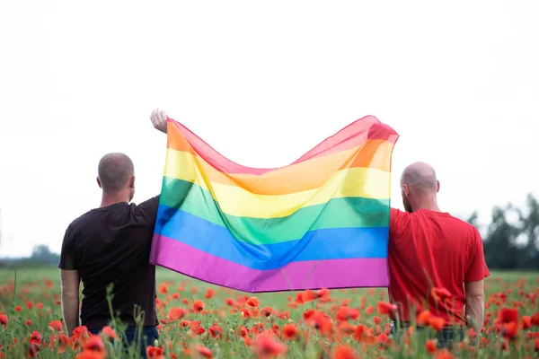 Gay Casal Segurando Gay Arco Íris Bandeira Sobre Bela Papoula — Fotografia de Stock