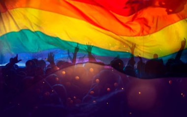 Aşk ve hoşgörünün sembolü olan LGBT bayrağı kaldırılmış bir geçit törenindeki gurur topluluğu. LGBT topluluğu, aynı cinsiyetten çiftler için mutluluk, özgürlük ve aşk kavramı.