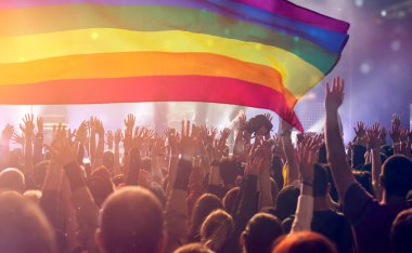 Aşk ve hoşgörünün sembolü olan LGBT bayrağı kaldırılmış bir geçit törenindeki gurur topluluğu. LGBT topluluğu, aynı cinsiyetten çiftler için mutluluk, özgürlük ve aşk kavramı.