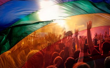 Aşk ve hoşgörünün sembolü olan LGBT bayrağı kaldırılmış bir geçit törenindeki gurur topluluğu. LGBT topluluğu, aynı cinsiyetten çiftler için mutluluk, özgürlük ve aşk kavramı.