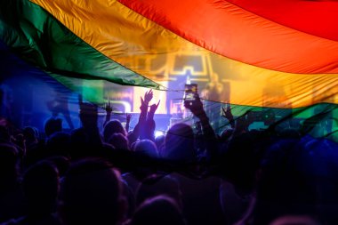 Aşk ve hoşgörünün sembolü olan LGBT bayrağı kaldırılmış bir geçit törenindeki gurur topluluğu. LGBT topluluğu, aynı cinsiyetten çiftler için mutluluk, özgürlük ve aşk kavramı.