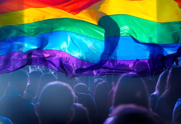 愛と寛容の象徴である手を挙げてのパレードとLgbtの旗でプライドコミュニティ Lgbtコミュニティ 自由と同じセックスカップルのための愛の概念 — ストック写真