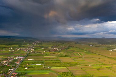 Transilvanya 'daki küçük bir köyde gök gürültülü bir gök gürültüsü.