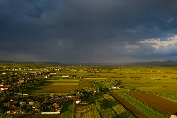 Cielo Drammatico Con Tuono Sopra Piccolo Villaggio Transilvania — Foto Stock
