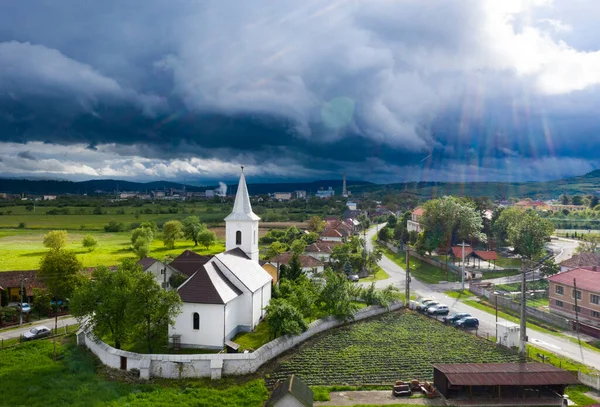 Vue Aérienne Petit Village Avec Vieille Église Avec Ciel Orageux — Photo