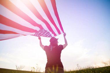 4 Temmuz 'da Amerikan bayrağını tutan mutlu vatansever genç kız.. 