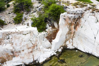 Yunanistan 'ın Thassos adasındaki Aliki denizindeki mermer blokların hava manzarası