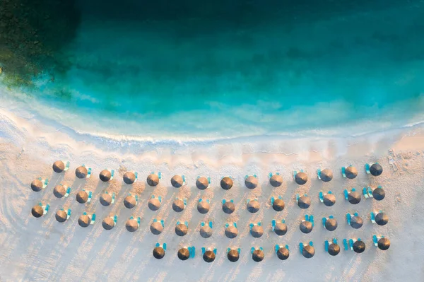 Luftaufnahme Des Tropischen Sandstrandes Und Des Blauen Ozeans Mit Kristallklarem — Stockfoto