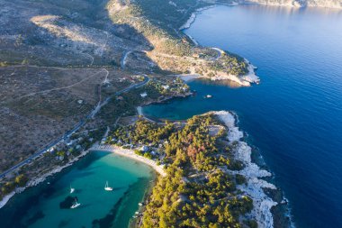 Aliki köyünün ve güzel sahillerinin havadan görünüşü. Thassos Adası, Yunanistan