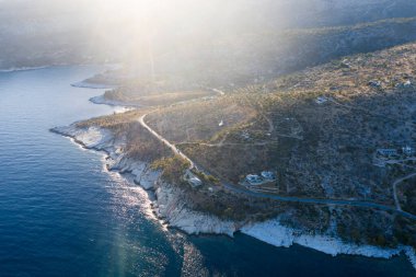 Yunanistan 'ın Thassos adasının kristal berrak turkuaz suyuyla mavi okyanus manzarası