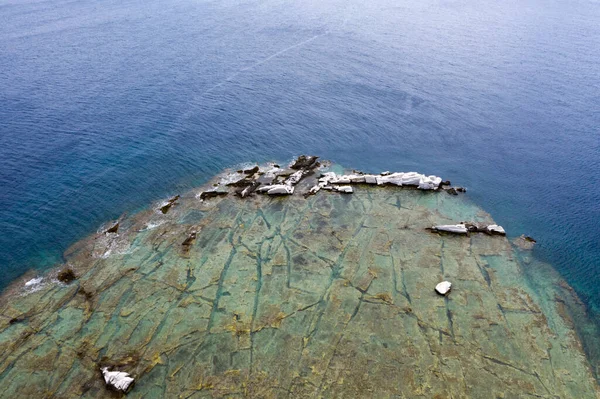 그리스에서는 바다를 공중에서 수있다 여름을 배경으로 청록색 절벽이 — 스톡 사진