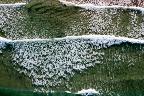 热带沙滩和蓝海的空中景观 水晶般清澈 绿松石般的海水 — 图库照片