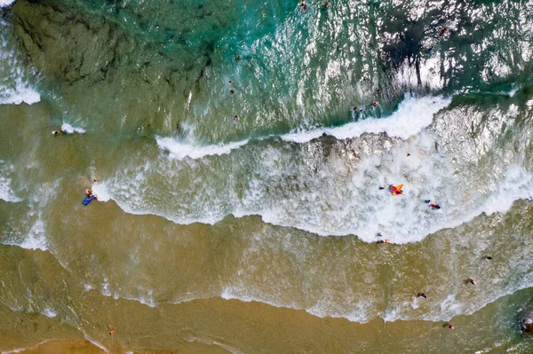 Вид Воздуха Песчаный Пляж Купающимися Людьми Морской Бухте Прозрачной Голубой — стоковое фото