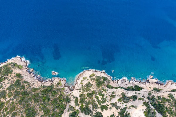 Vista Aérea Ondas Rochas Mar Transparente Grécia Fundo Verão Abstrato — Fotografia de Stock