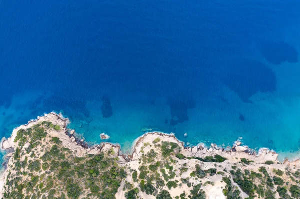 Vista Aérea Ondas Rochas Mar Transparente Grécia Fundo Verão Abstrato — Fotografia de Stock