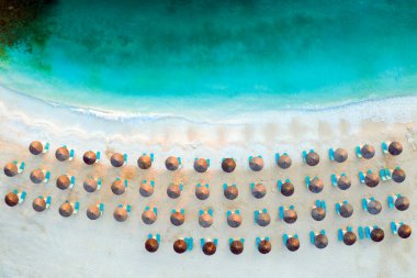 Yunanistan 'ın Thassos adasının kristal berrak turkuaz suyuyla mavi okyanus manzarası