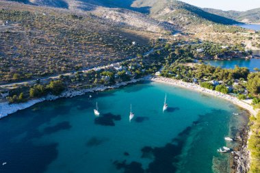 Yunanistan 'ın Thassos adasındaki Aliki plajındaki yelkenlilerin hava manzarası. Turkuaz ve şeffaf denizi olan inanılmaz bir sahil..