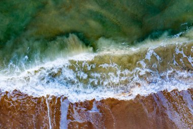 Tropikal kumlu sahil ve kristal berrak turkuaz suyla mavi okyanus manzarası..