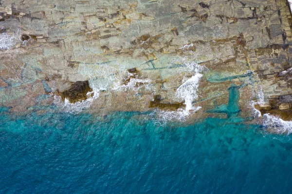 그리스에서는 바다를 공중에서 수있다 여름을 배경으로 청록색 절벽이 — 스톡 사진