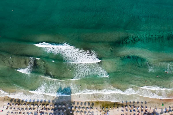 Вид Воздуха Песчаный Пляж Красочными Зонтиками Купающиеся Люди Морской Бухте — стоковое фото