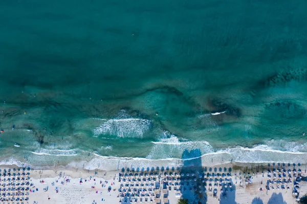 Vue Aérienne Plage Sable Avec Avec Des Parapluies Colorés Les — Photo