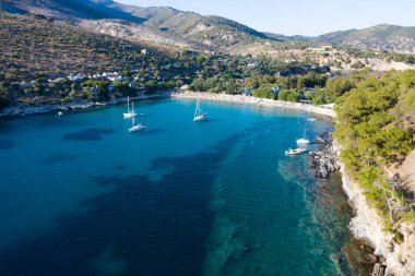 Yunanistan 'ın Thassos adasındaki Aliki plajındaki yelkenlilerin hava manzarası. Turkuaz ve şeffaf denizi olan inanılmaz bir sahil..