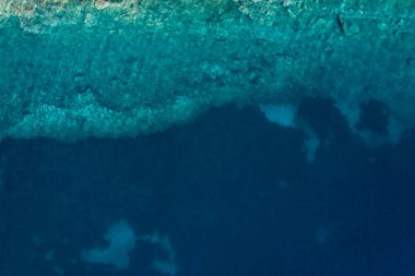 Turkuaz dalgalar, su yüzeyi dokusu üzerine hava görüntüsü.