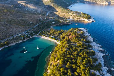 Aliki köyünün ve güzel sahillerinin havadan görünüşü. Thassos Adası, Yunanistan