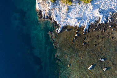 Yunanistan 'ın Thassos adasındaki Aliki denizindeki mermer blokların hava manzarası