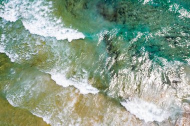 Tropikal kumlu sahil ve kristal berrak turkuaz suyla mavi okyanus manzarası. Soyut yaz arkaplanı.