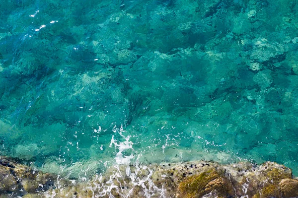 Luftaufnahme Von Türkisfarbenen Wellen Textur Der Wasseroberfläche — Stockfoto