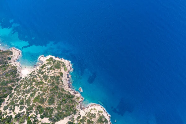 Luftaufnahme Von Wellen Felsen Und Transparentem Meer Griechenland Abstrakter Sommerhintergrund — Stockfoto