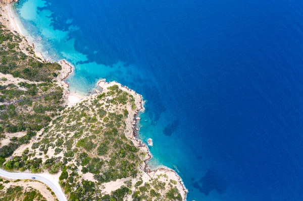Luchtfoto Van Golven Rotsen Transparante Zee Griekenland Abstracte Zomerachtergrond Met — Stockfoto