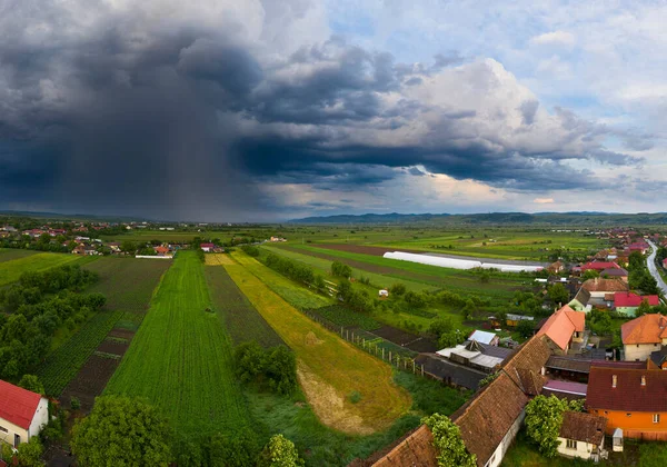在特兰西瓦尼亚的一个小村庄上空 天空充满了雷雨 — 图库照片