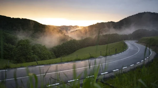 Fantastische Dromerige Zonsondergang Zomer Bergen Met Uitzicht Mistige Vallei Beneden — Stockfoto