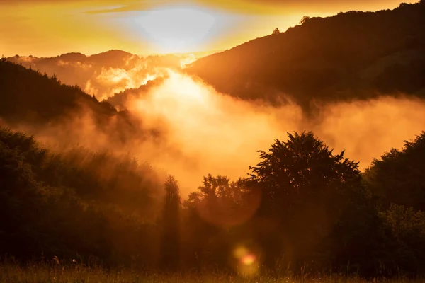 Traumhafter Verträumter Sonnenuntergang Den Sommerbergen Mit Blick Ins Nebeltal Unten — Stockfoto