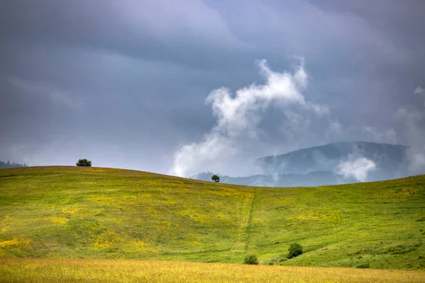 Cielo Drammatico Prima Della Tempesta Sulle Verdi Colline Estive — Foto Stock