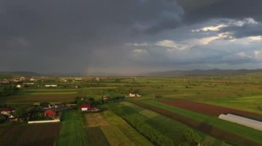 Transilvanya 'daki küçük bir köyün üzerinde gök gürültülü gökyüzünün 4k videosu.